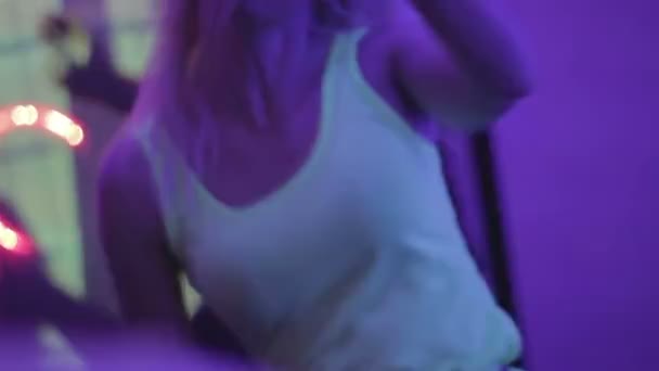Hete blonde meisje dansen, genieten van het nachtleven op dansvloer, actieve levensstijl — Stockvideo