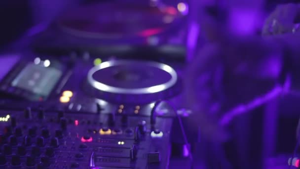 DJ στέκεται πίσω από το πικάπ, διασκεδαστικό πλήθος, μουσική παράσταση σε συναυλία — Αρχείο Βίντεο