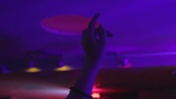Weibliche Hand, die sich bei einem Konzert zur Musik bewegt, dj 's Auftritt in einem Nachtclub. Nachtleben — Stockvideo