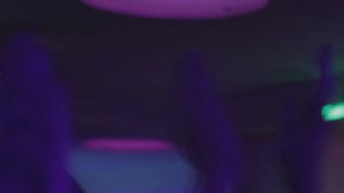 Birçok kişi dans pistinde el sallayarak parti gece kulübünde Dj müzik çalma