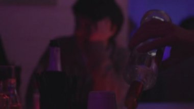 İçki, içme ve sayaç, sosyalleşme, insanlar Servisi barmen gece kulübü