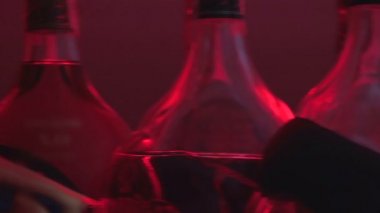 Birçok şişeleri, görüntülenen sayaç, alkol kötüye kullanımı, kötü yaşam tarzı seçimleri bar