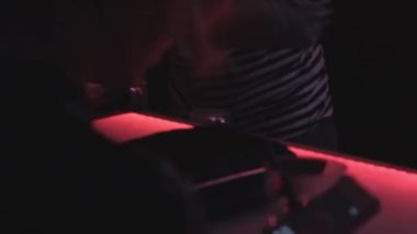 Sayaç, Club istemcilere içki servisi barmen bar telefon kontrol kişi