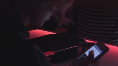 Sayaç, içki servisi barmen smartphone kontrol ziyaretçi Bar sarhoş