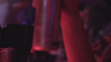 Ziyaretçi sayacı, müşterilerine içki servisi barmen, alkol içme