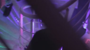 Atmosfere girerken ya da gece kulübü, çıkarken merdivenleri, kadın ve erkek parti