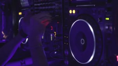 Dj karıştırma müzik gece kulübü, parti içinde modern ses kartı üzerindeki denetimler arasında geçiş yapma
