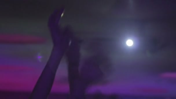 Feesten in nachtclub in de menigte, mensen genieten van nachtleven, zwaaien handen naar muziek — Stockvideo