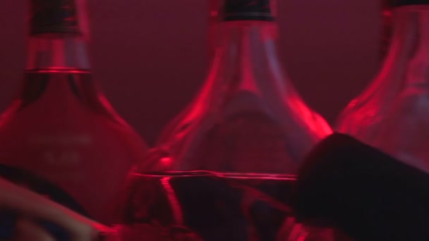 Många flaskor visas på bar counter, alkoholmissbruk, dålig livsstilsval — Stockvideo