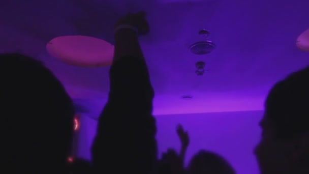 Presterende muziek van DJ in de club, menigte genieten, dansen, zwaaien handen op ritme — Stockvideo