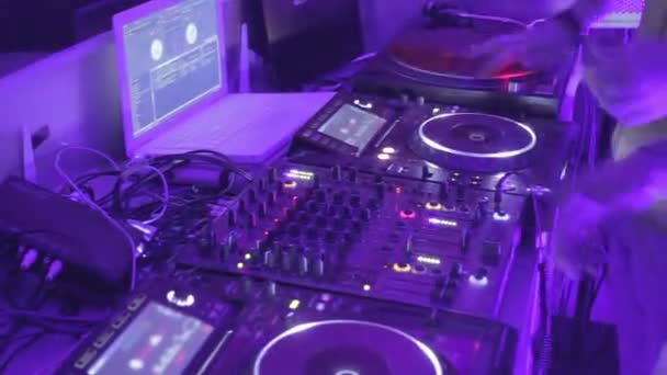 Timelapse av Dj byta kontroller, utföra musik på ljud ombord i nattklubb — Stockvideo
