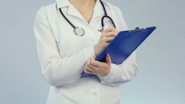 Beyaz önlük turda kliniğinde tıbbi geçmişinde notlar yapma doktor