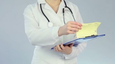 Kadın terapist hastanın tıbbi kayıt, nitelikli klinik tedavi kontrol