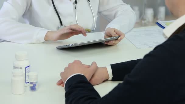 Ženský lékař, vkládání dat pacienta v elektronické lékařské záznamy na tablet pc — Stock video