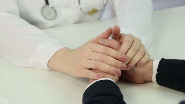 Médico solidário segurando as mãos do paciente, contando más notícias, sinal de compaixão — Vídeo de Stock