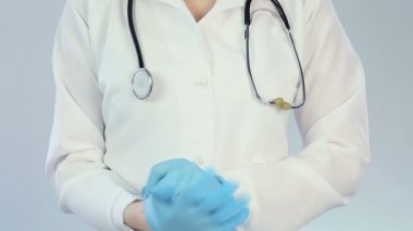 Tıbbi eldivenler, komik korkutucu jestler yapma, şaka hastane çalışanı