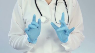 Doktor hasta ile şaka, komik hareketler yapma espri anlayışı ile