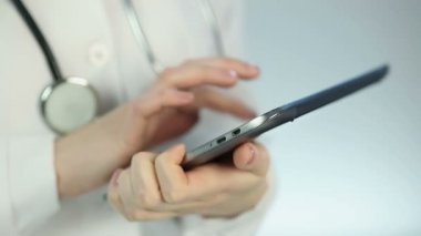 Klinik doktor tablet pc yazılımını kullanarak hastanın tıbbi geçmişini kayıt tutma