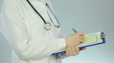 Başarılı yüksek nitelikli doktor hasta modern kliniğinde danışmak hazır