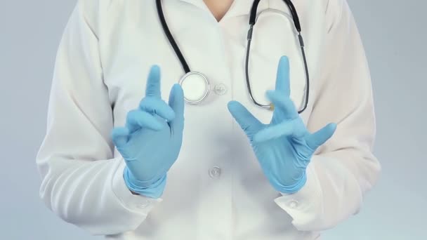 Доктор с хорошим чувством юмора шутит с пациентом, делает смешные жесты — стоковое видео