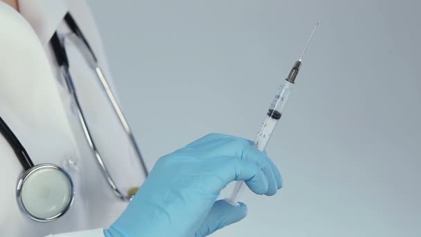Arts voorbereiden om medische injectie, arts-patiënt over de ziekte genezen — Stockvideo