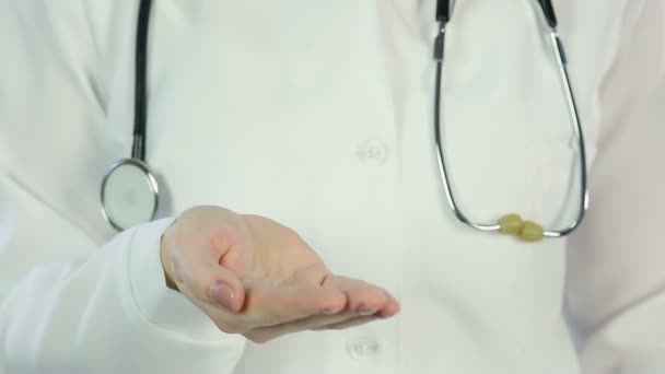 Лікар рекомендує пацієнту приймати дозу вітамінних таблеток, фармацевтичні препарати — стокове відео