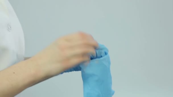 Infermiera che indossa guanti medici prima delle procedure di trattamento, esame del paziente — Video Stock