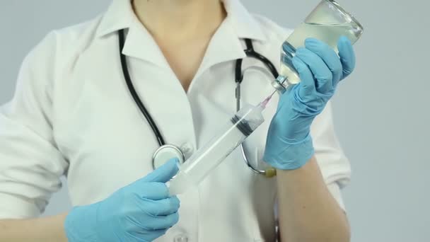 Veterinary physician with huge syringe preparing injection for sick animal — Stock Video