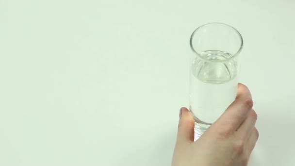 Mujer que sufre de dolor de cabeza o fiebre tomar píldora, beber vaso de agua — Vídeos de Stock