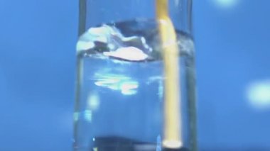 Kimya bilim adamı deney şeffaf şişede sıvı madde karıştırma