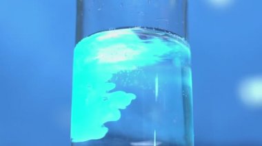 Laboratuvar, kimya şişe temiz su ile karıştırılarak parlak flüoresan madde