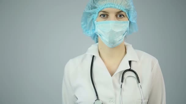 Профессиональный врач делает большой палец вверх знак, рекомендуя лечение в клинике — стоковое видео