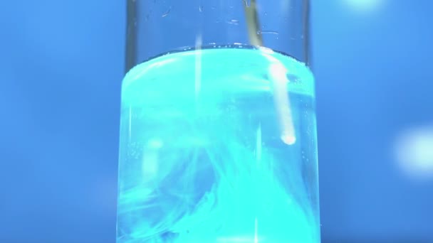 Лабораторный химик изучает жидкий раствор для исследований, ядовитых веществ — стоковое видео