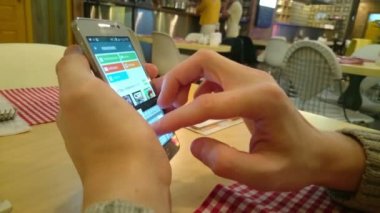 Adam sörf web sitelerinde dokunmatik telefon kapalı kullanma