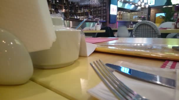 Table vide au restaurant, serveur féminin servant les invités — Video