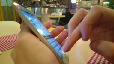 Sohbet online, manifatura, adam café'de kablosuz bağlantı kullanarak