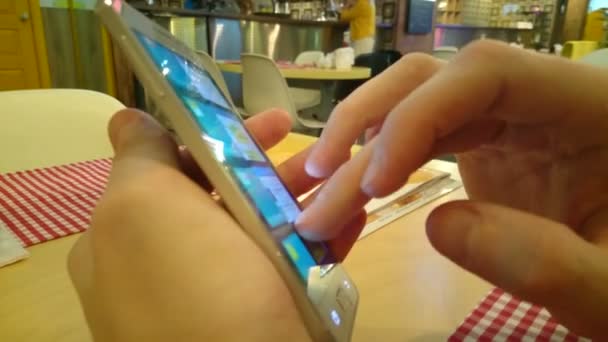 Homem conversando on-line, digitando mensagem no telefone de toque, usando o aplicativo — Vídeo de Stock