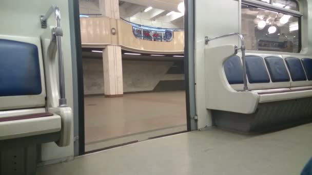 Fermeture des portes des voitures de métro, station de terminaison, pas de passagers dans le train — Video