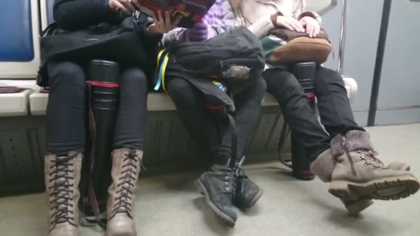 Vanliga människor i tunnelbanan, pendlare sitter i metro tåg — Stockvideo