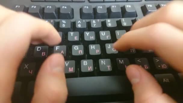 Manos escribiendo en el teclado negro, enviando correo electrónico de negocios, mensaje — Vídeos de Stock