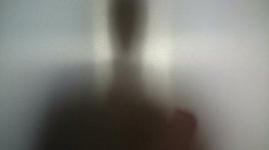 Adamın ihtiyacı yardım, uyuşturucu bağımlılığı, doğaüstü yaratık siluet