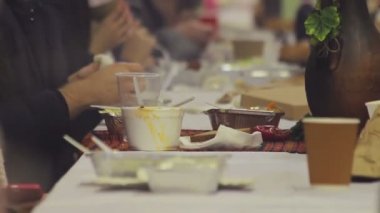Sadaka Ziyafet. Lezzetli yemekler yemek ve zevk insanlar. Evsiz yardım