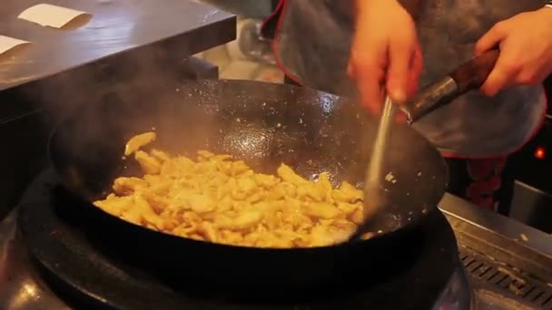 Cook roasting meat in the pan at great charity food festival. Helping the poor — Stock Video