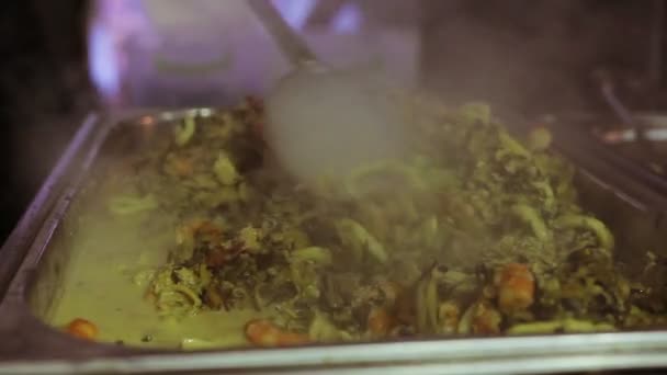 Коктейль з морепродуктів. Кухар готує традиційну страву зі смаженими креветками. Вулична їжа — стокове відео