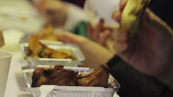 Trabajadores de la fábrica almorzando. Personas hambrientas comiendo y bebiendo — Vídeo de stock