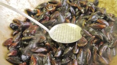 Tatil beldesi. Akdeniz mutfağı. Lezzetli kızarmış midye, lüks yemek