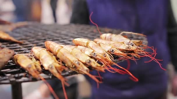 Muchos tipos de mariscos en el festival de comida callejera. Vendedora. Cocina mediterránea — Vídeos de Stock