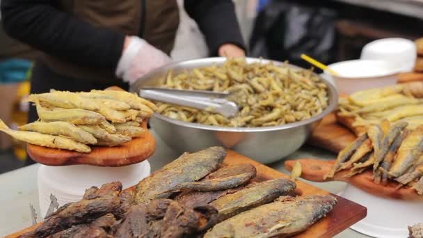 屋台の食べ物、揚げたアンチョビ、他の魚介類。シャキッとした塩味のスナック、ビール パーティー — ストック動画