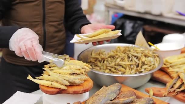 Crispy salty snacks. Street vendor selling fried seafood. Poor sanitation — Stock Video