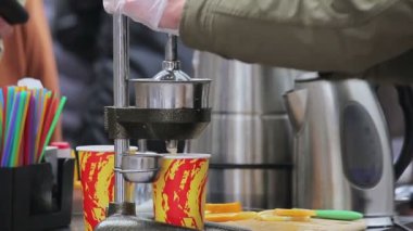 Sağlıklı yaşam ve yemek. Taze portakal suyu yapım barmen. Yemek Festivali